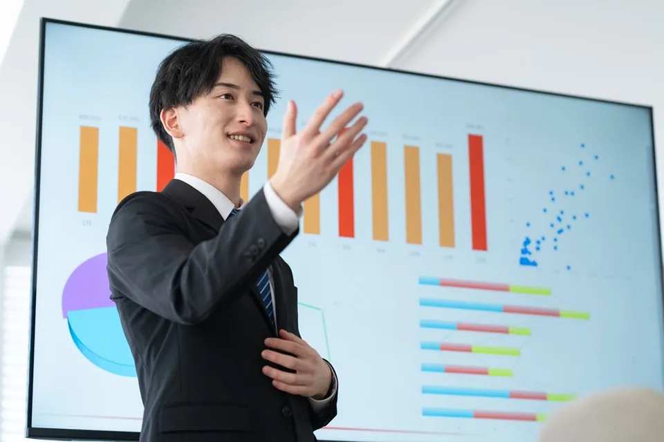講師がデータ分析画面を用いて説明している様子