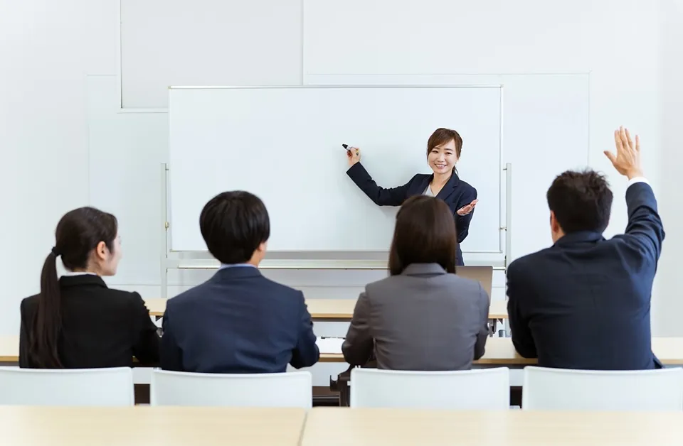 講師と受講者による研修風景（質疑応答の様子）